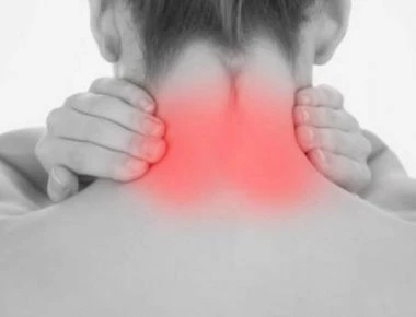 Πόνος στον αυχένα: Δύο γιατροσόφια για άμεση ανακούφιση